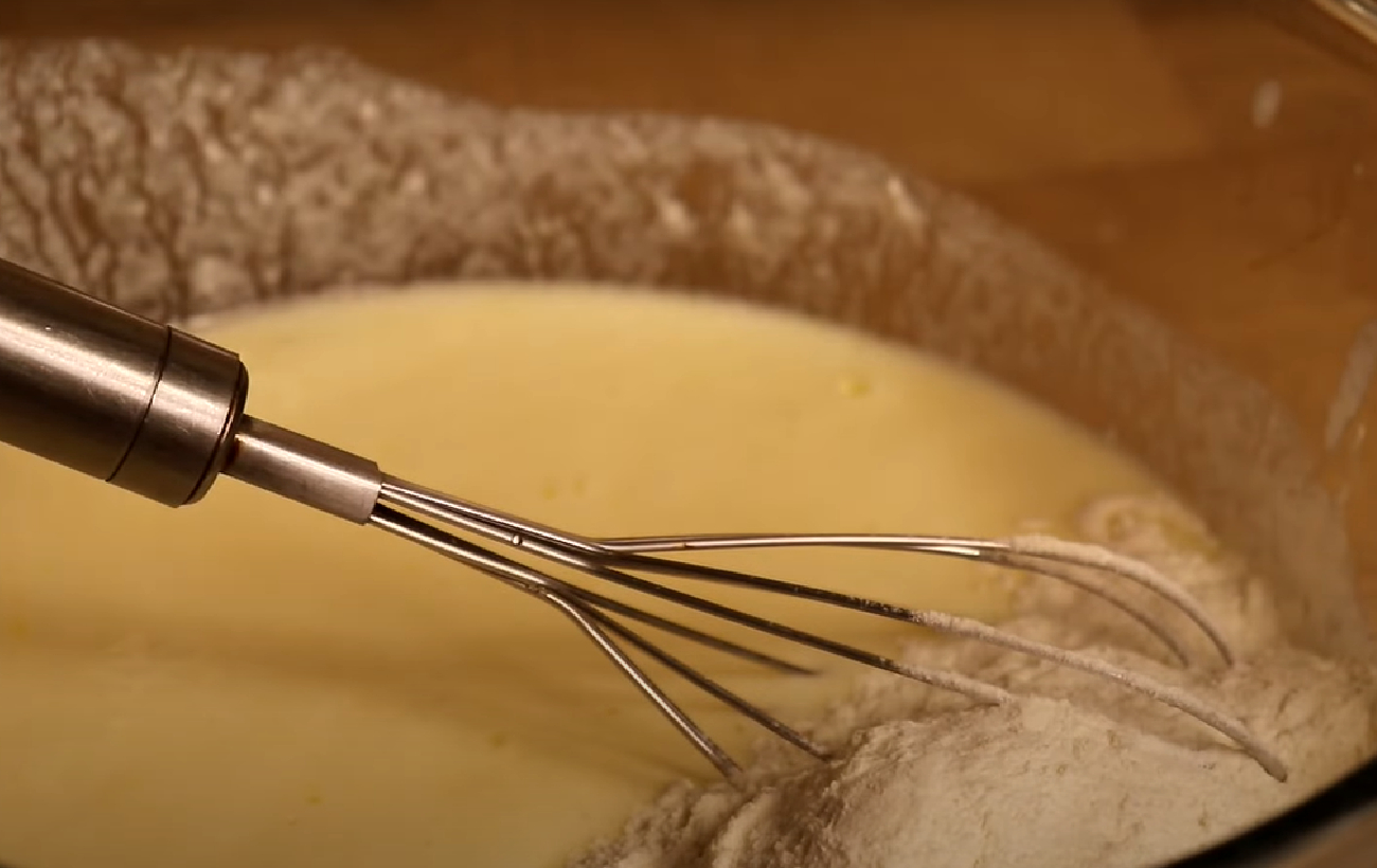 Ніжні та пухкі оладки на кефірі: рецепт легкої страви для сніданку чи обіду